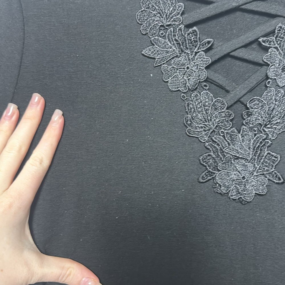 TORRID V Neck Laced Short Sleeve Tee shirt 1X - Picture 3 of 7